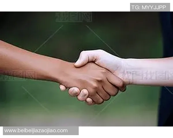 篮球与足球巨星亲密握手瞬间精彩视频展现运动员友谊与合作精神